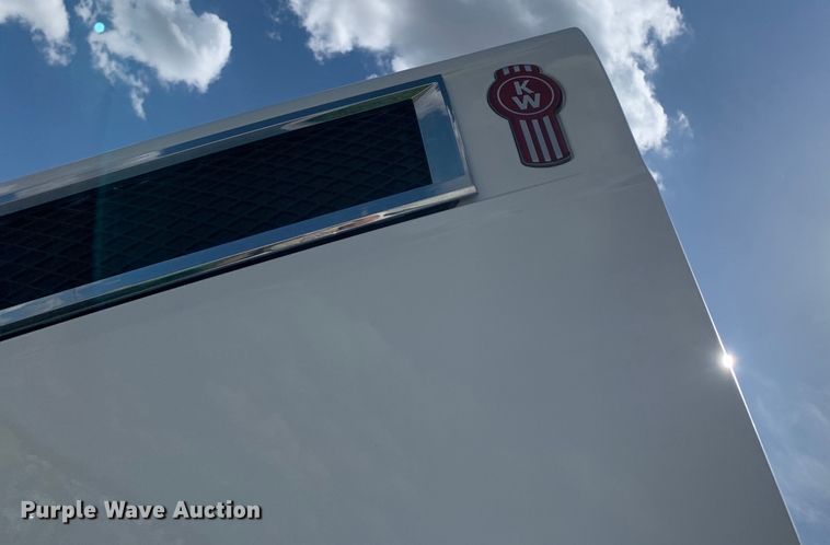 image for item EJ2877 2020 Kenworth  T880 semi truck