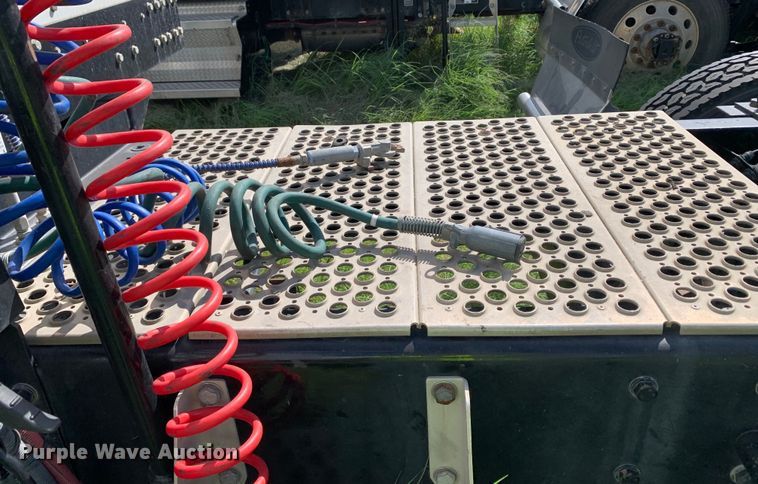 image for item EJ2877 2020 Kenworth  T880 semi truck