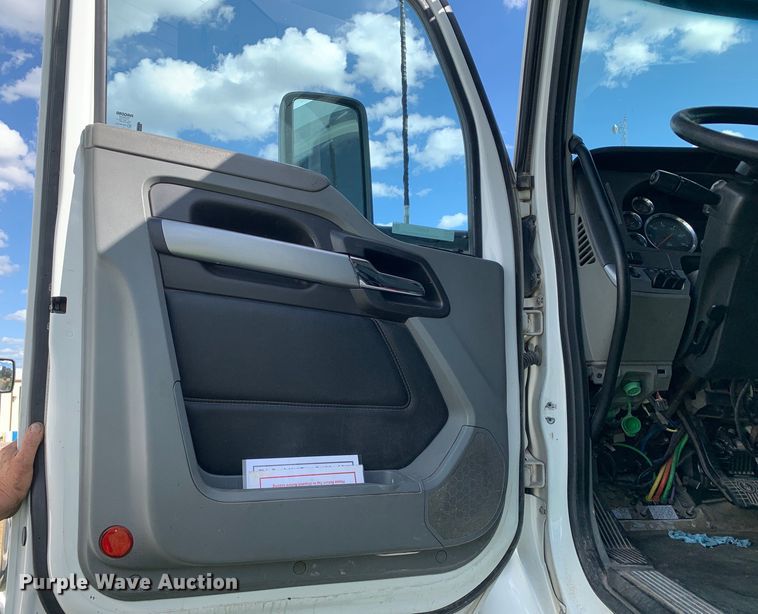 image for item EJ2877 2020 Kenworth  T880 semi truck