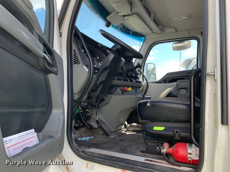 image for item EJ2877 2020 Kenworth  T880 semi truck