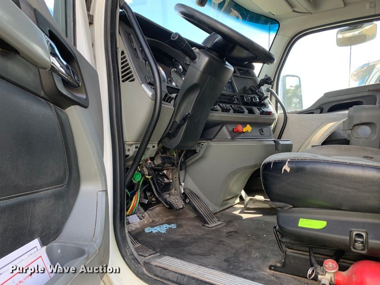 image for item EJ2877 2020 Kenworth  T880 semi truck