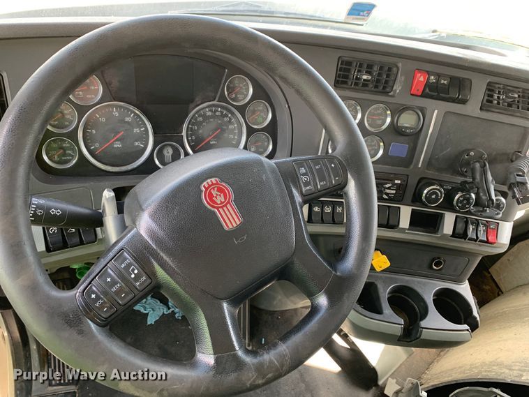 image for item EJ2877 2020 Kenworth  T880 semi truck