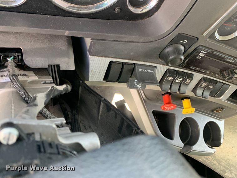 image for item EJ2877 2020 Kenworth  T880 semi truck