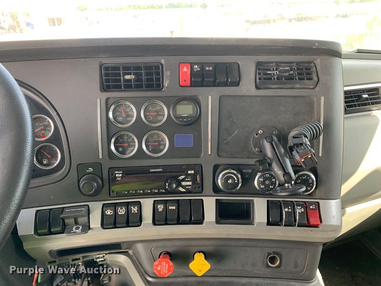 image for item EJ2877 2020 Kenworth  T880 semi truck