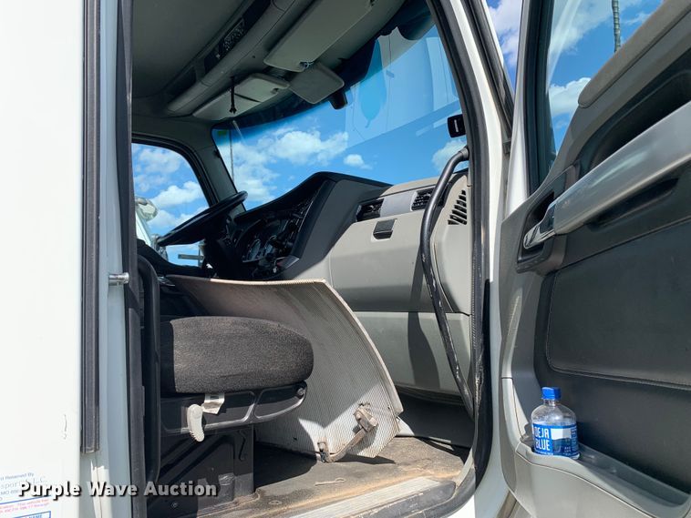 image for item EJ2877 2020 Kenworth  T880 semi truck