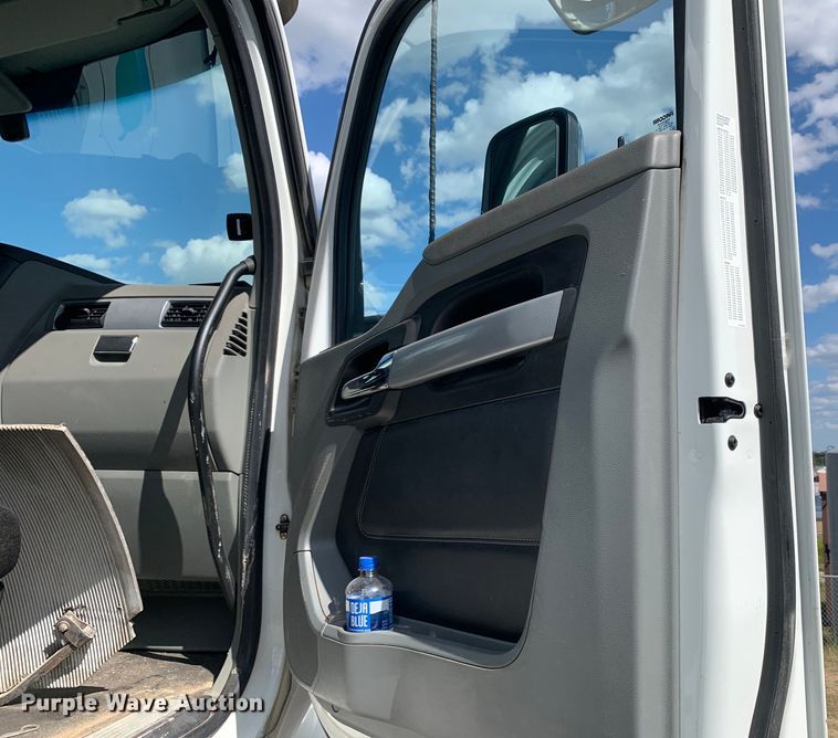 image for item EJ2877 2020 Kenworth  T880 semi truck