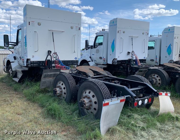 image for item EJ2878 2020 Kenworth  T880 semi truck