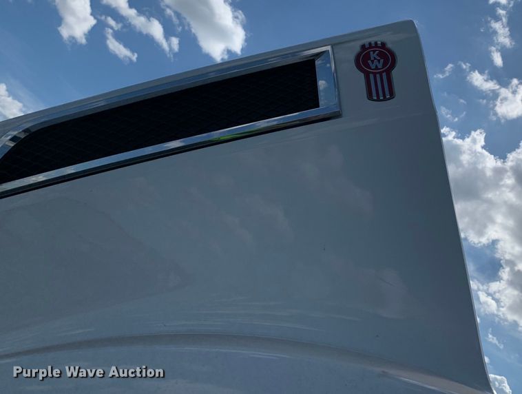 image for item EJ2878 2020 Kenworth  T880 semi truck