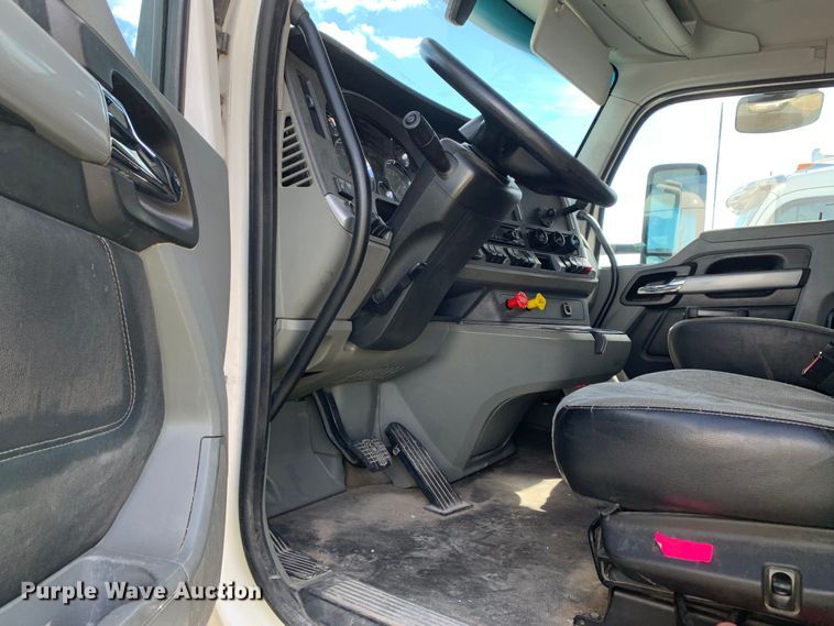 image for item EJ2878 2020 Kenworth  T880 semi truck