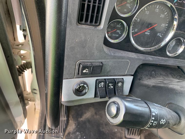 image for item EJ2878 2020 Kenworth  T880 semi truck