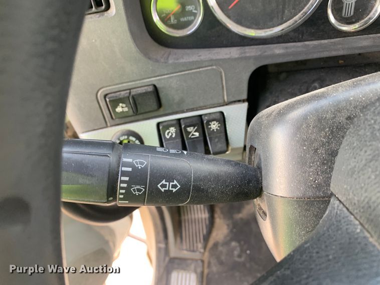 image for item EJ2878 2020 Kenworth  T880 semi truck