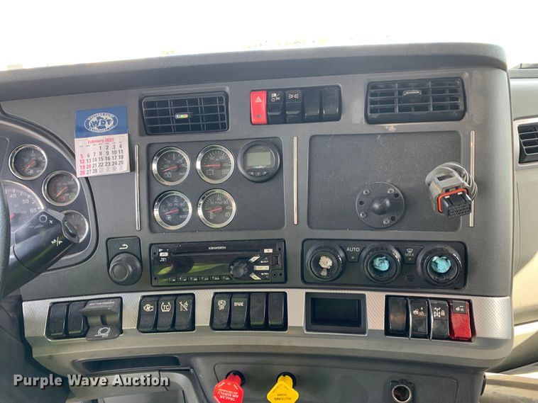 image for item EJ2878 2020 Kenworth  T880 semi truck