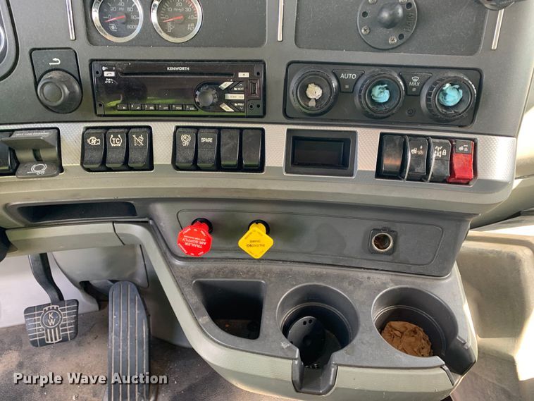 image for item EJ2878 2020 Kenworth  T880 semi truck