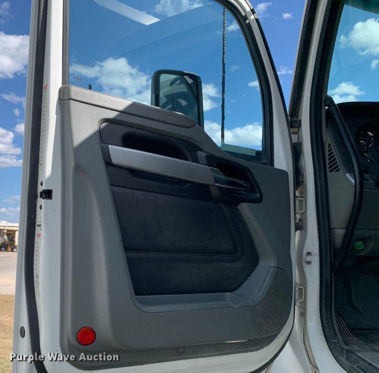image for item EJ2878 2020 Kenworth  T880 semi truck