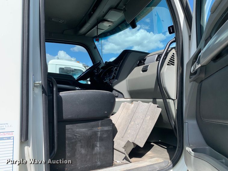 image for item EJ2878 2020 Kenworth  T880 semi truck