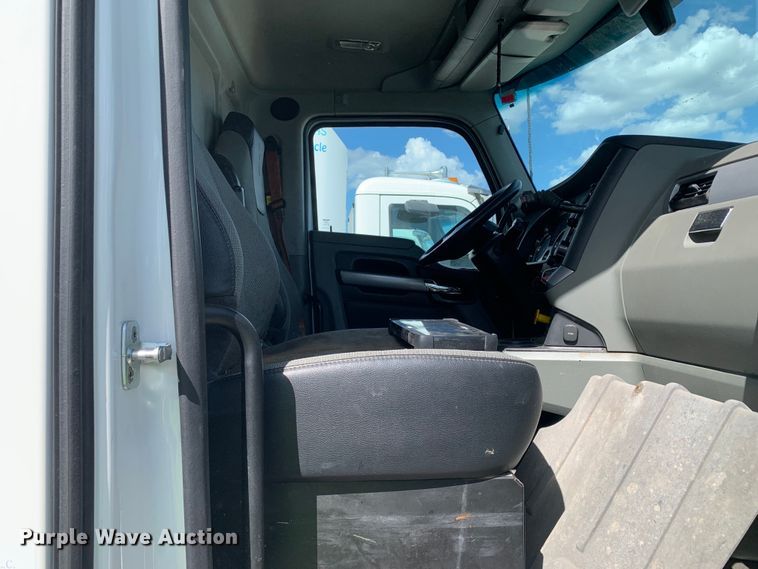 image for item EJ2878 2020 Kenworth  T880 semi truck
