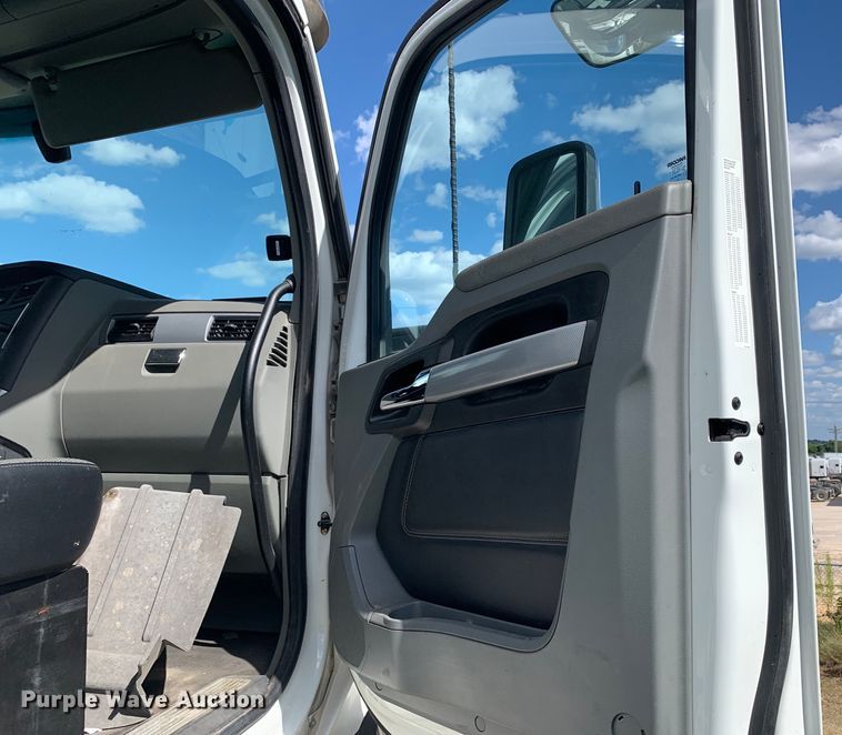 image for item EJ2878 2020 Kenworth  T880 semi truck