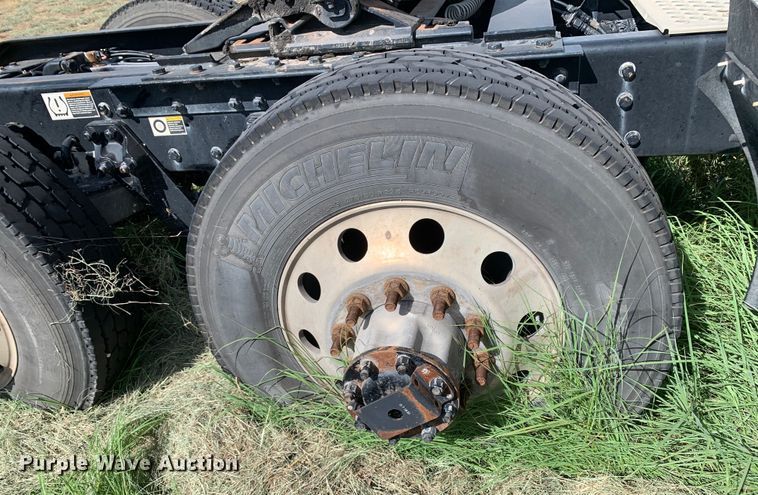 image for item EJ2878 2020 Kenworth  T880 semi truck