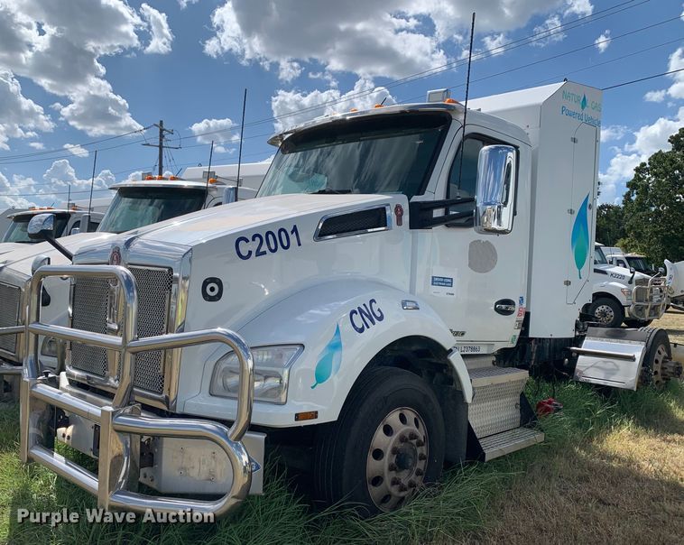 image for item EJ2879 2020 Kenworth  T880 semi truck