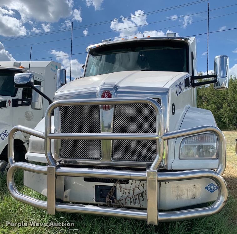 image for item EJ2879 2020 Kenworth  T880 semi truck