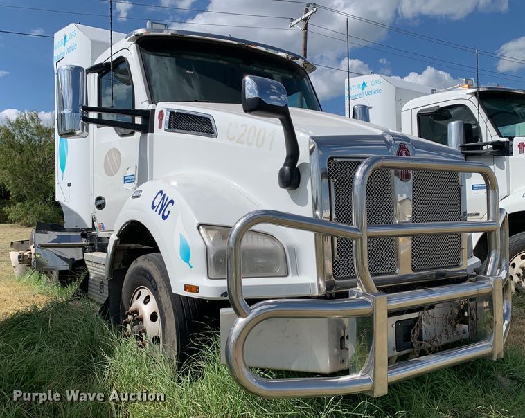 image for item EJ2879 2020 Kenworth  T880 semi truck