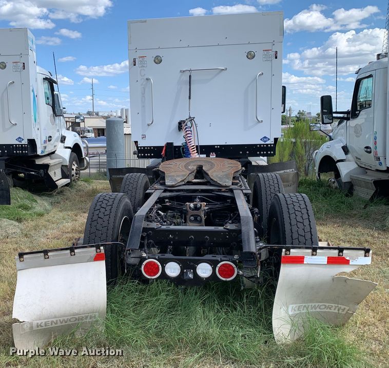 image for item EJ2879 2020 Kenworth  T880 semi truck