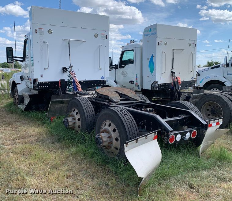 image for item EJ2879 2020 Kenworth  T880 semi truck