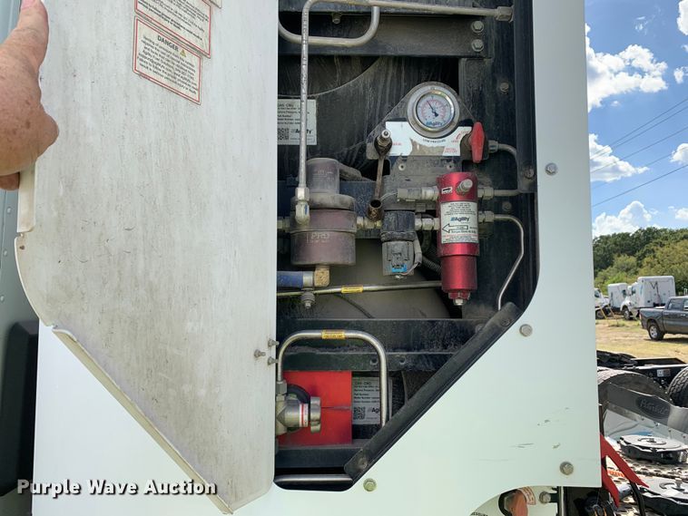 image for item EJ2879 2020 Kenworth  T880 semi truck