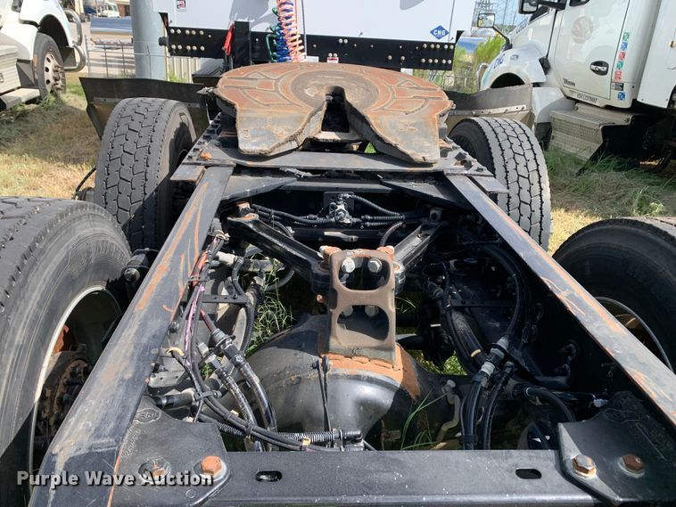 image for item EJ2879 2020 Kenworth  T880 semi truck