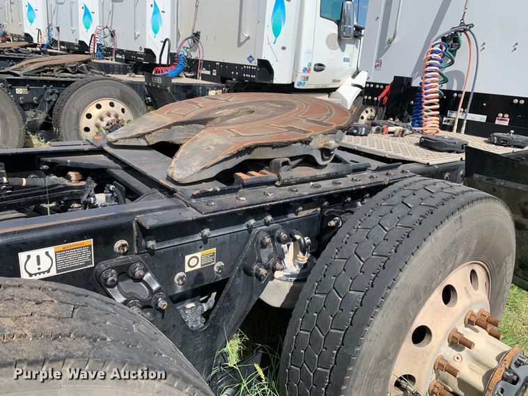 image for item EJ2879 2020 Kenworth  T880 semi truck