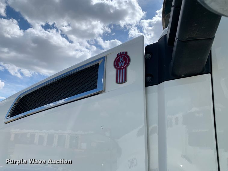 image for item EJ2879 2020 Kenworth  T880 semi truck