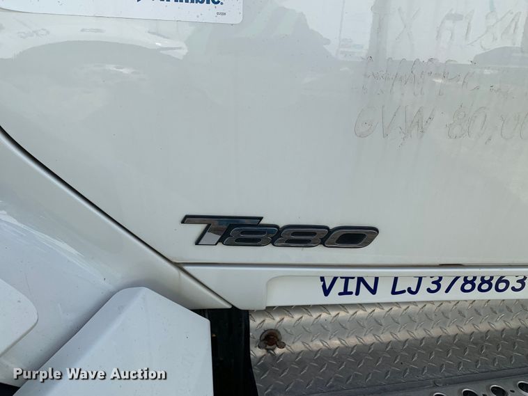 image for item EJ2879 2020 Kenworth  T880 semi truck