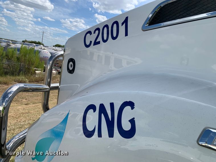 image for item EJ2879 2020 Kenworth  T880 semi truck