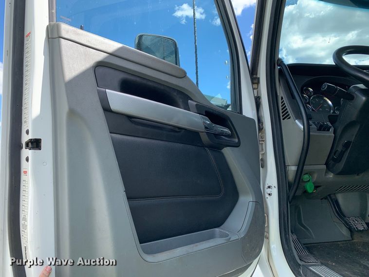 image for item EJ2879 2020 Kenworth  T880 semi truck