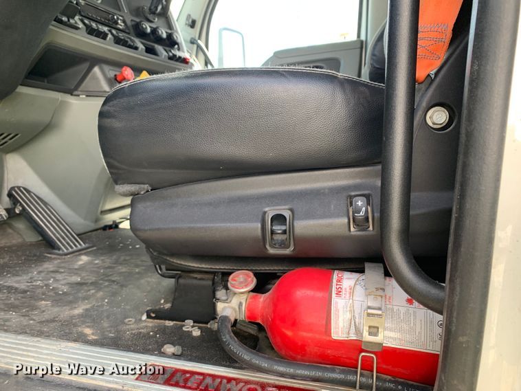 image for item EJ2879 2020 Kenworth  T880 semi truck