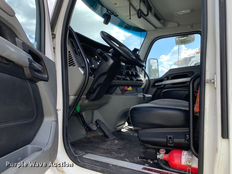 image for item EJ2879 2020 Kenworth  T880 semi truck