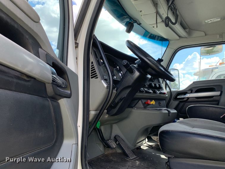 image for item EJ2879 2020 Kenworth  T880 semi truck