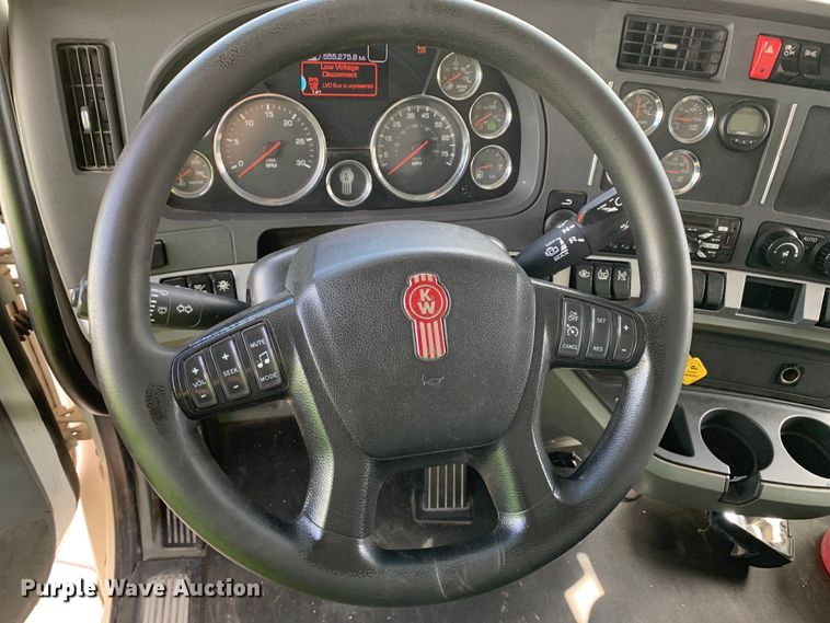 image for item EJ2879 2020 Kenworth  T880 semi truck
