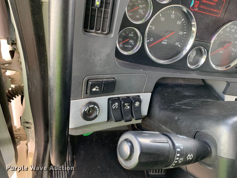 image for item EJ2879 2020 Kenworth  T880 semi truck