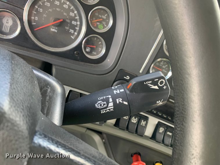 image for item EJ2879 2020 Kenworth  T880 semi truck