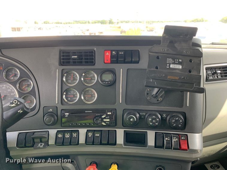 image for item EJ2879 2020 Kenworth  T880 semi truck