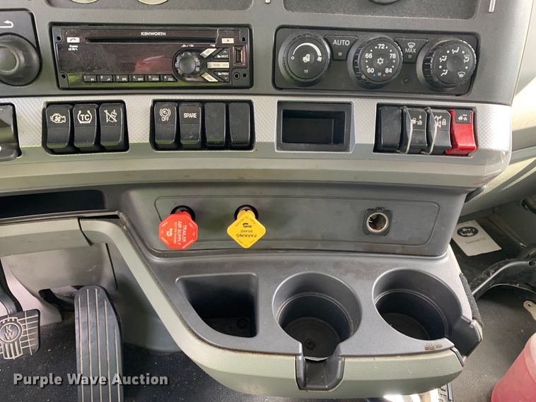 image for item EJ2879 2020 Kenworth  T880 semi truck