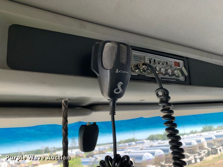 image for item EJ2879 2020 Kenworth  T880 semi truck