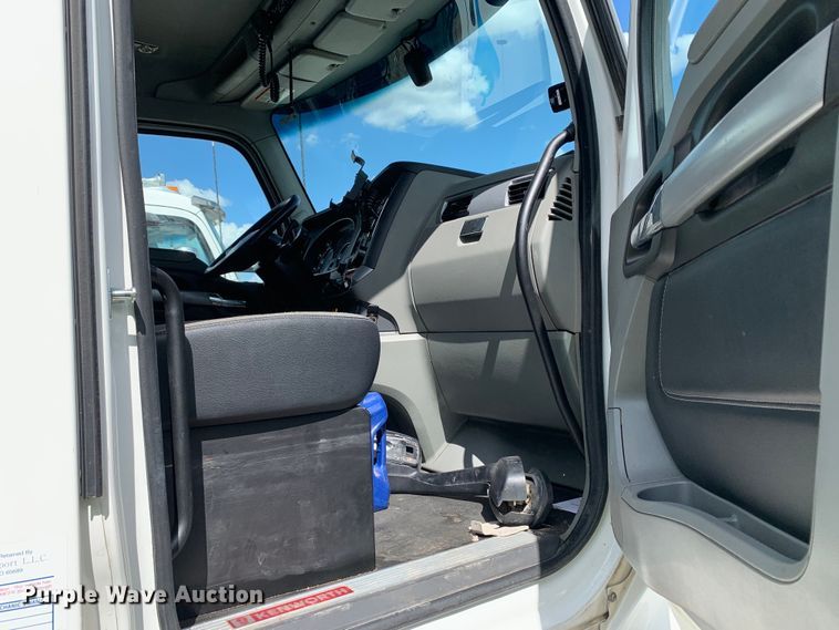 image for item EJ2879 2020 Kenworth  T880 semi truck