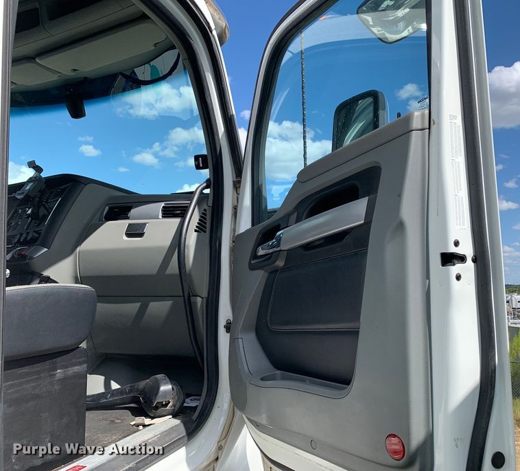 image for item EJ2879 2020 Kenworth  T880 semi truck