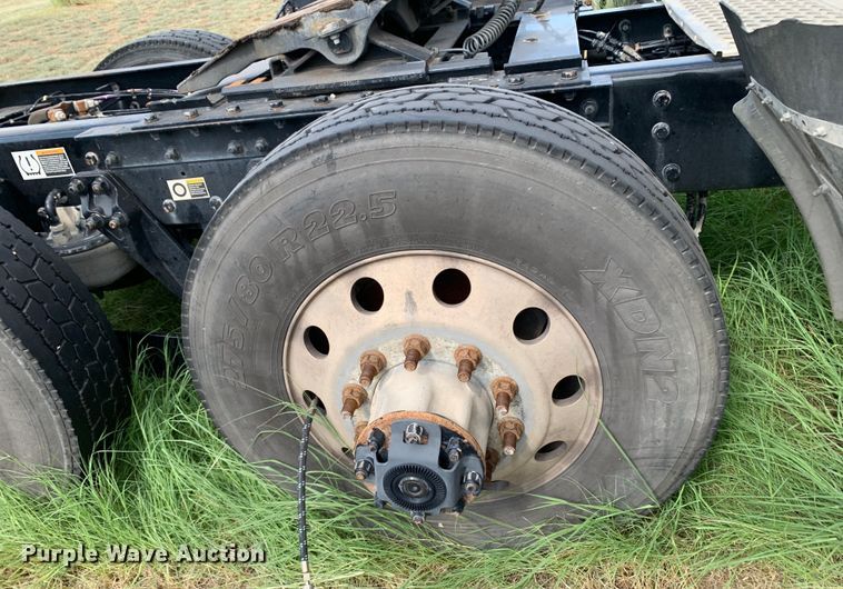 image for item EJ2879 2020 Kenworth  T880 semi truck