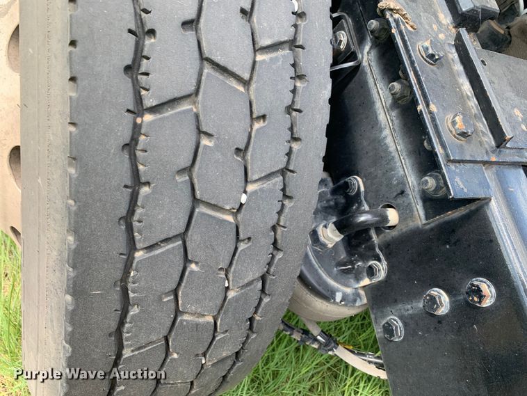 image for item EJ2879 2020 Kenworth  T880 semi truck