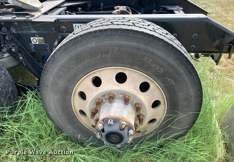 image for item EJ2879 2020 Kenworth  T880 semi truck