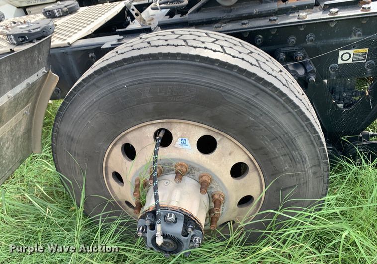 image for item EJ2879 2020 Kenworth  T880 semi truck