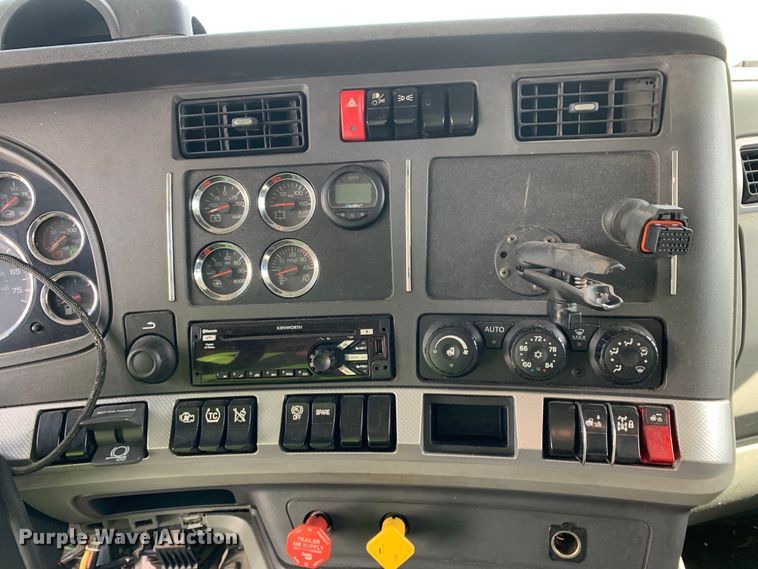 image for item EJ2880 2020 Kenworth  T880 semi truck